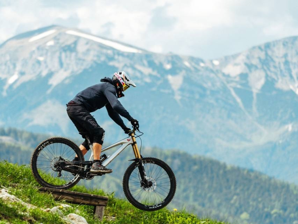 Sporthotel Mountainbike a person riding a bike on a hill